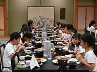 みんなで楽しく食事