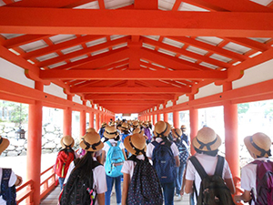 厳島神社を拝観します。