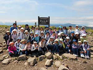 車山山頂めざしてハイキングに出かけます。