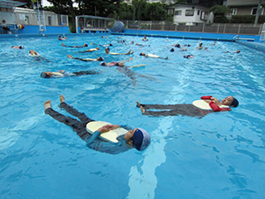 高学年の着衣水泳指導