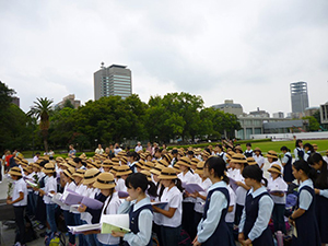 平和記念公園で現地のノートルダム清心のお姉様方と一緒に歌と献花でお祈りをお捧げします。