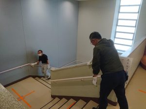 用務の方による消毒作業